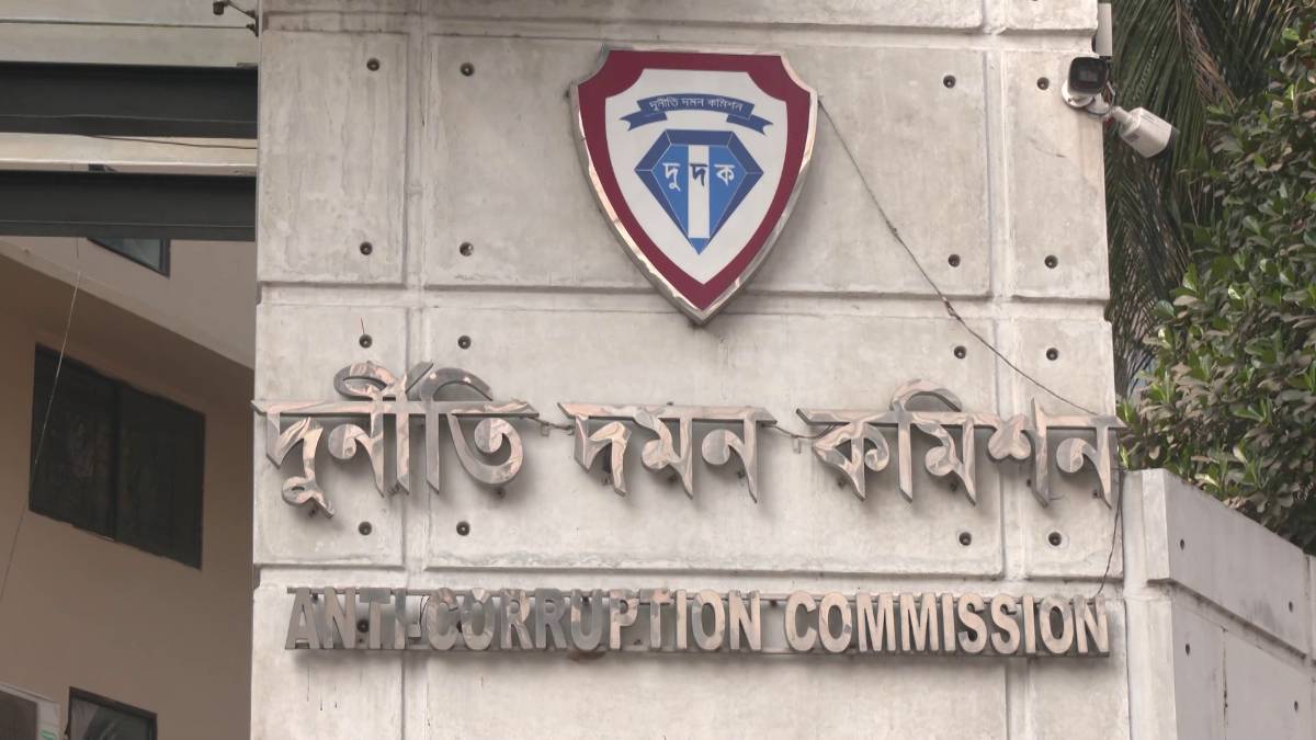 ১০ লাখ টাকা দাবি দুদক কর্মকর্তার, অভিযোগ নিয়ে প্রধান কার্যালয়ে ঠিকাদার