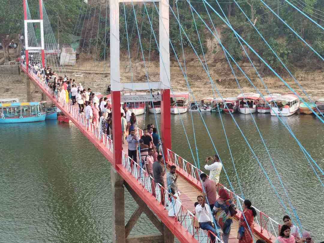 পর্যটকদের পদচারণায় মুখর রাঙামাটি